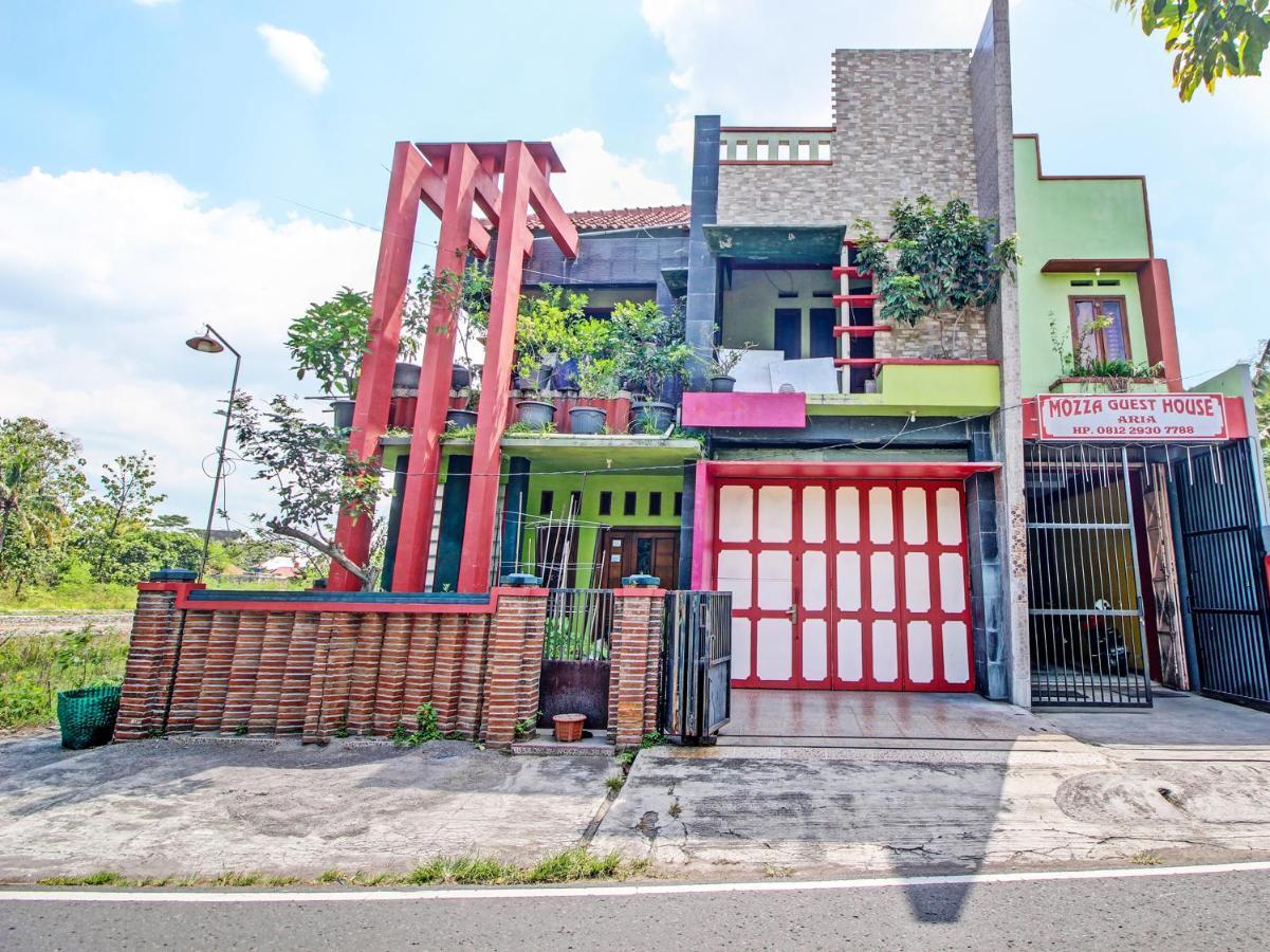 Capital O 91690 Moza Guest House Klaten Екстериор снимка