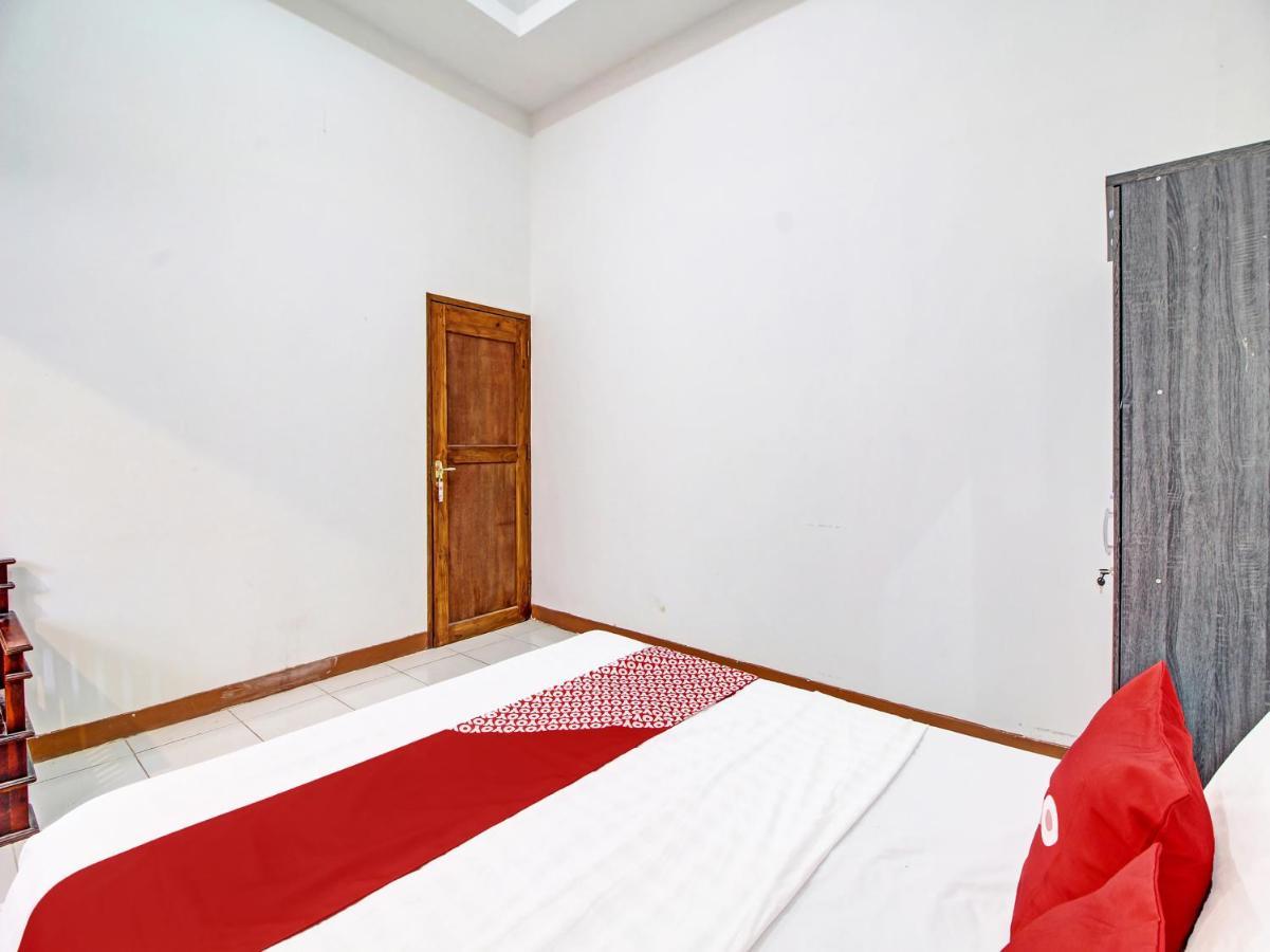 Capital O 91690 Moza Guest House Klaten Екстериор снимка